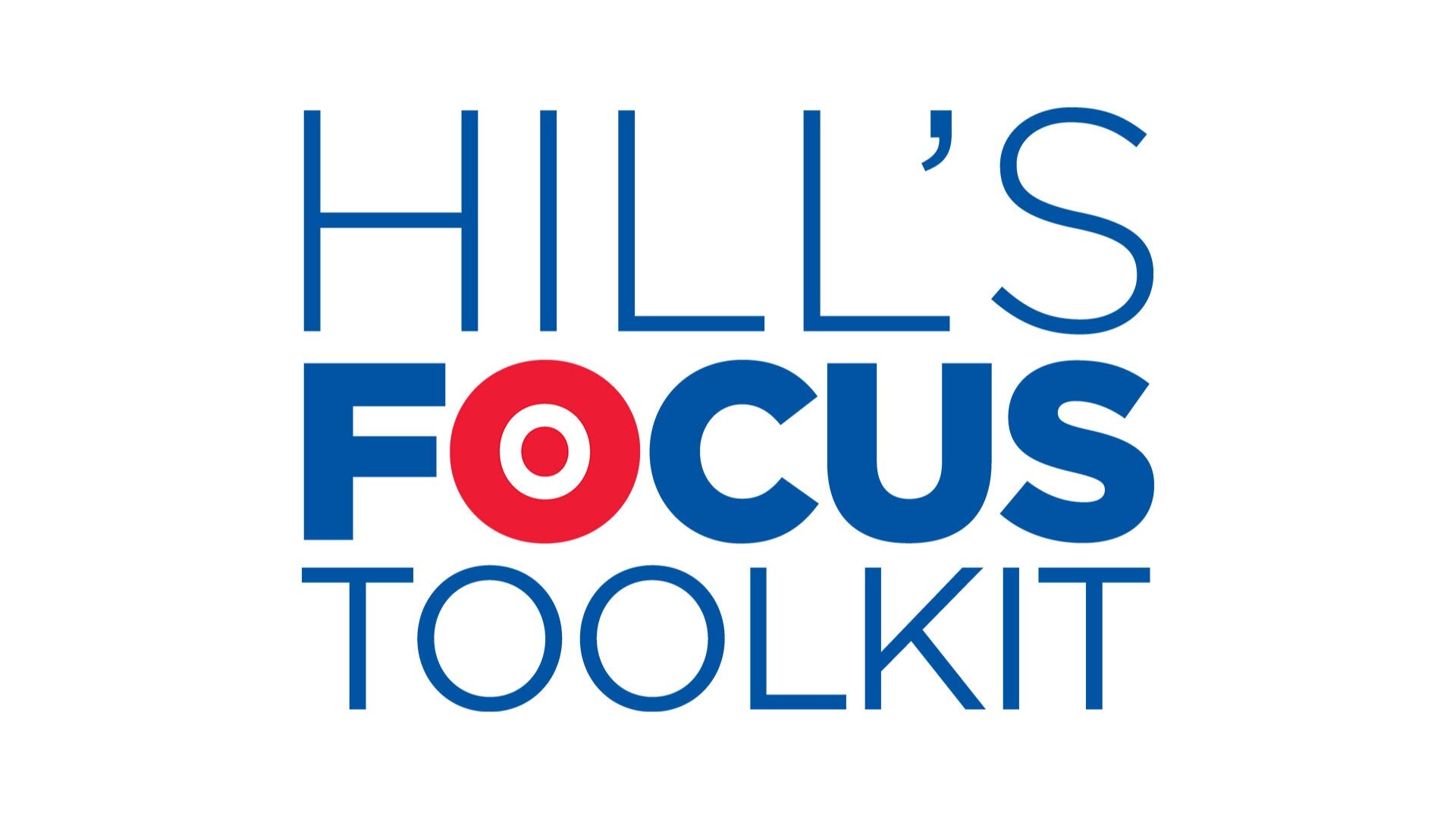 Donna con gatto arancio e bianco che parla con un veterinario.